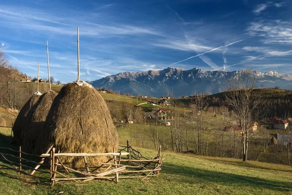 Rumunsko podzimní krajina s horami — Stock fotografie