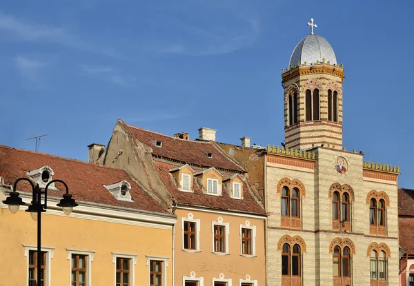 Centro medieval bizantino con iglesia de estilo en la ciudad de Brasov, Rumania — Foto de Stock