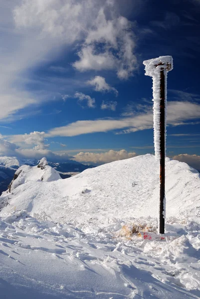 Bílé hory v zimě, Karpaty v Rumunsku — Stock fotografie