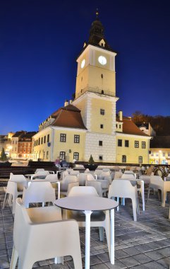 Brasov Belediye Meydanı ' nda gece görünümü Romanya