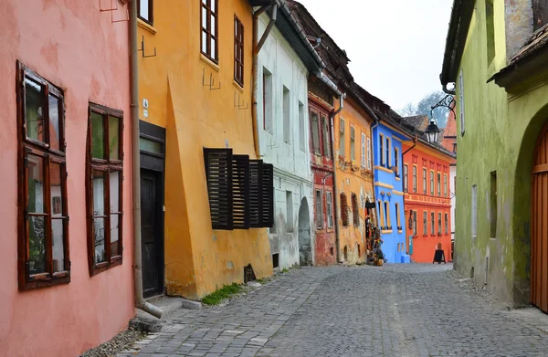 Vue médiévale sur la rue à Sighisoara, Transylvanie — Photo