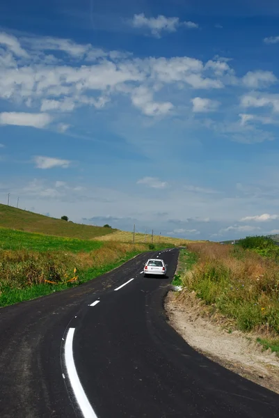 Современная дорога в сельской местности — стоковое фото