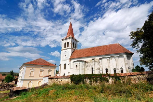 Iglesia medieval fortificada sajona en Beia, Transilvania, Rumania — Foto de Stock