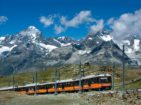 Τρένο Gornergrat στις Άλπεις της Ελβετίας — Φωτογραφία Αρχείου