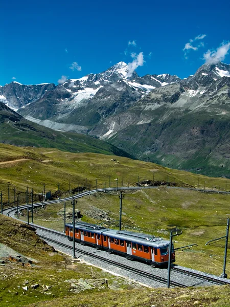 马火车在瑞士阿尔卑斯山 — 图库照片