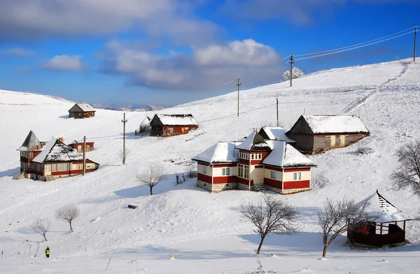 Kış manzarası ile dağ köyü olan sirnea, Romanya — Stok fotoğraf