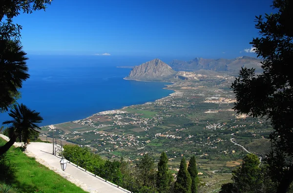 Záliv bonagia (mount cofanor) pohled z erice, Sicílie — Stock fotografie