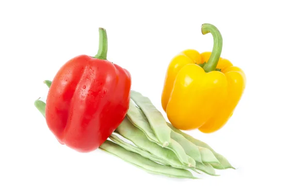 Groene bonen met gele en rode paprika's op een witte achtergrond — Stockfoto