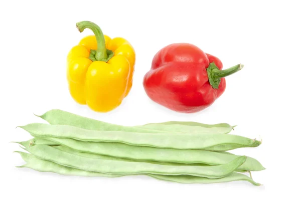白い背景に黄色と赤ピーマンと緑の豆 — ストック写真
