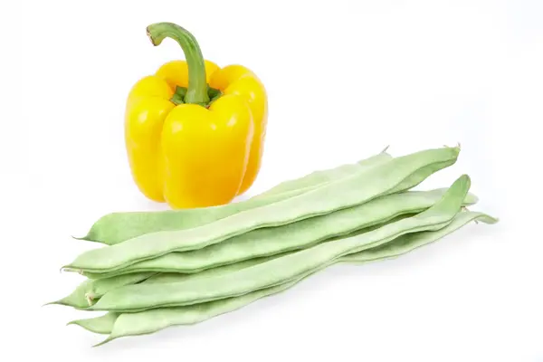 Gröna bönor och gul paprika på vit bakgrund — Stockfoto