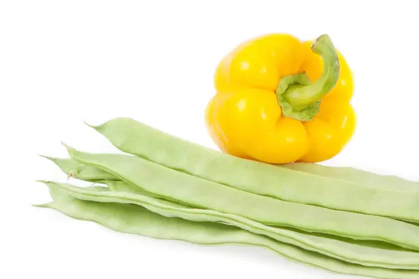 Groene bonen en gele peper op witte achtergrond — Stockfoto