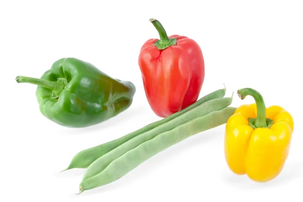 青豆与黄色、 绿色和红色的辣椒，白色的表现力上 — 图库照片