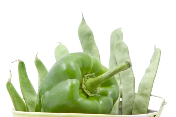 緑色の豆とバケツにペッパーズ — ストック写真
