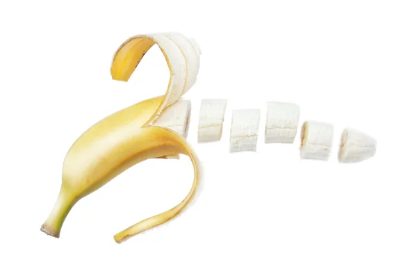Gula banan skuren i bitar på en vit bakgrund — Stockfoto