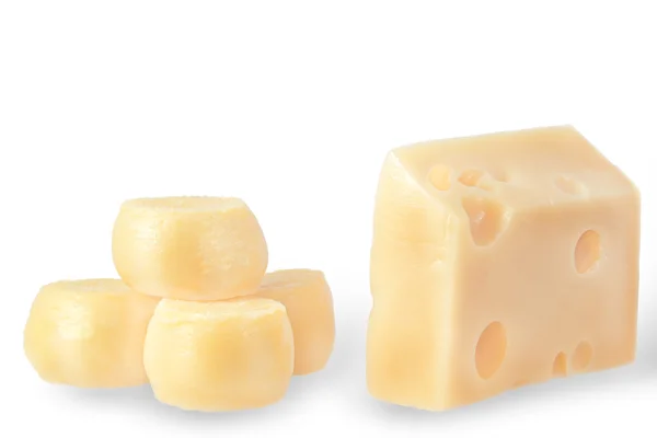 Trozos de queso sobre un fondo blanco —  Fotos de Stock