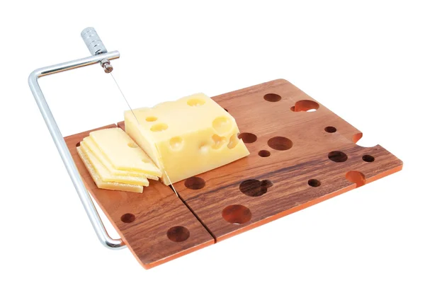 Tabla de cortar de madera con lonchas de queso — Foto de Stock