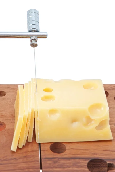 Tábua de madeira com fatias de queijo — Fotografia de Stock
