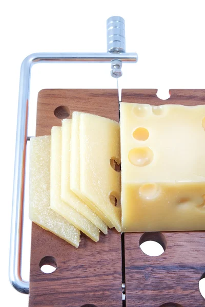 Tabla de cortar de madera con lonchas de queso — Foto de Stock