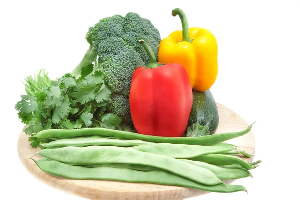 Grönsaker på en planka som isolerad på vit — Stockfoto