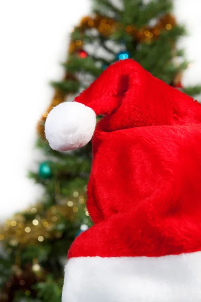 Santa Hüte auf dem Hintergrund der Bäume — Stockfoto
