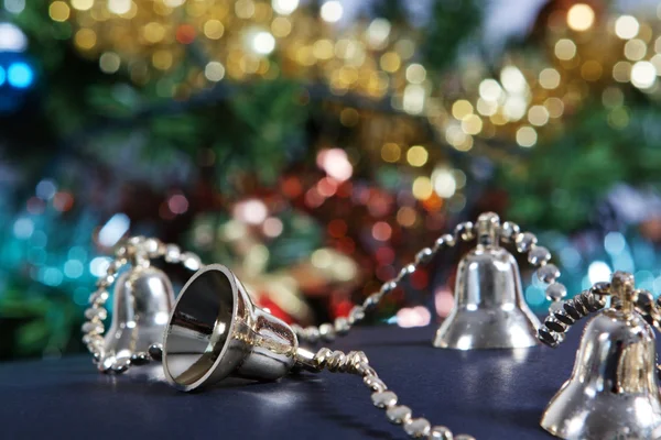 Glocken am Weihnachtsbaum im Hintergrund. — Stockfoto