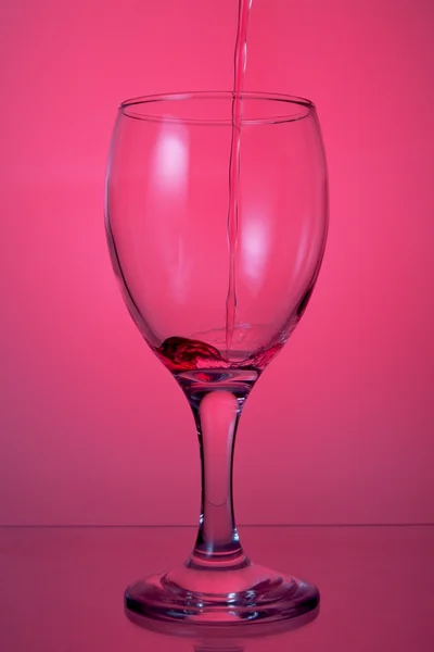 Derramando vinho em um copo — Fotografia de Stock