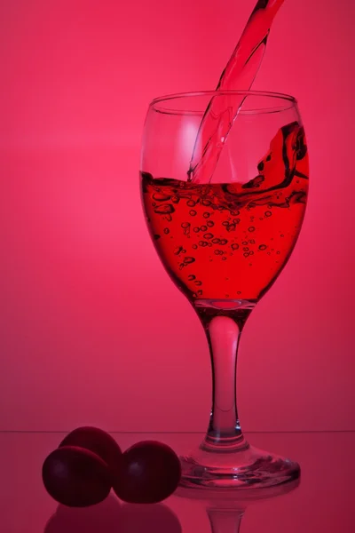 Hälla vin i ett glas. — Stockfoto