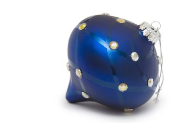 Mavi üzerine beyaz izole Noel top