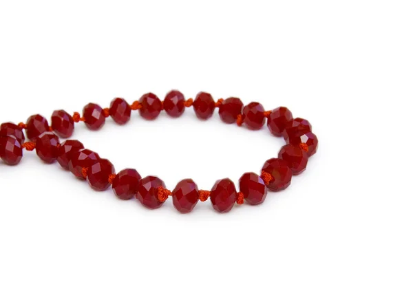 Collier composé de perles rouges isolées sur blanc — Photo
