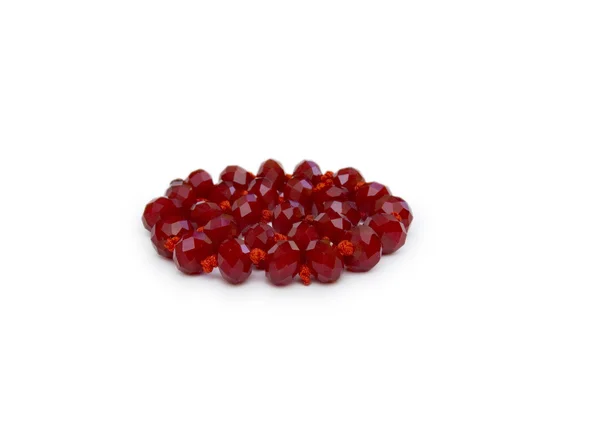 Ожерелье из красных бусин, изолированных на белом — стоковое фото