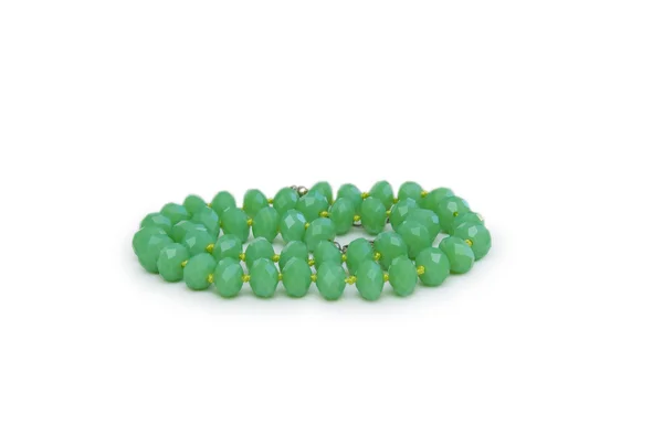 Halsband gjorda av gröna pärlor isolerade på vit — Stockfoto