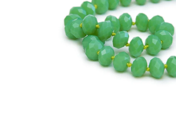Ожерелье из зеленых бусин, изолированных на белом — стоковое фото