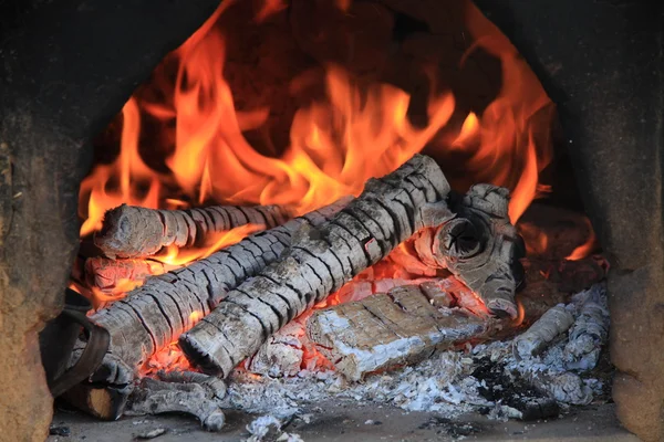 燃烧木材和火焰的壁炉 图库图片