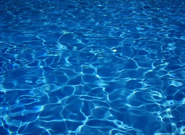 Blå vatten i en simbassäng Royaltyfria Stockbilder