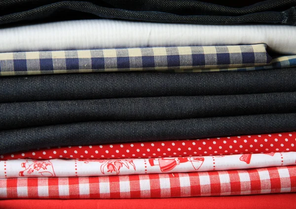Стопка ткани с бельем и джинсами Стоковое Фото