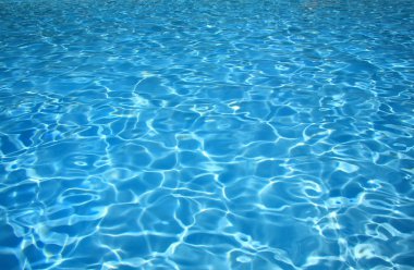 berrak mavi su içinde bir Yüzme Havuzu