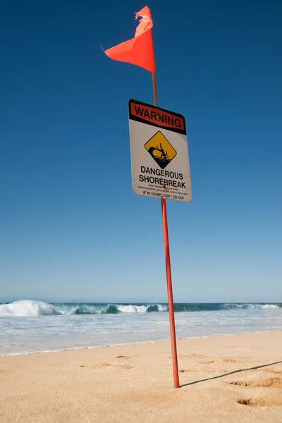 Vlag van het gevaar aan strand — Stockfoto