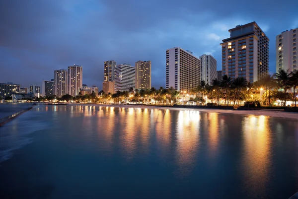 Waikiki bei Nacht Stockbild