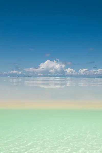 Vit sand under ytan av vatten — Stockfoto