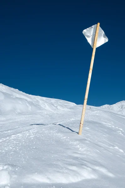 Металлический знак на лыжном склоне — стоковое фото