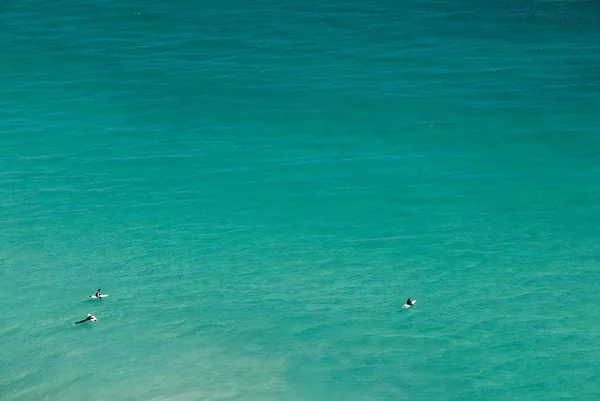 Surfers wachten — Stockfoto