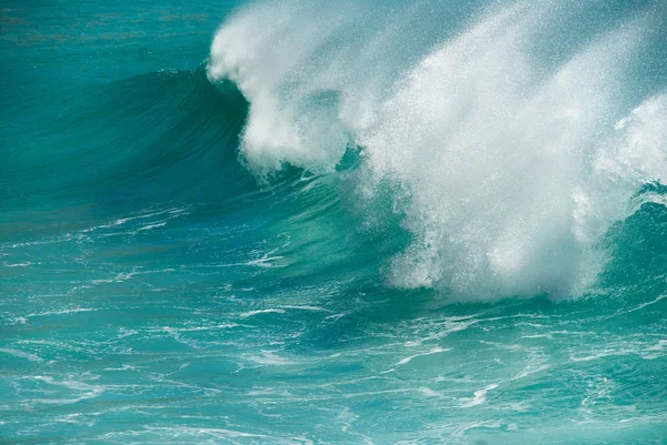 Разрыв бирюзовой океанской волны — стоковое фото
