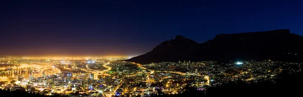 Kapstadt in der Nacht lizenzfreie Stockfotos