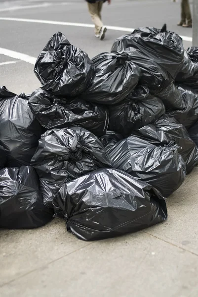 Um monte de sacos de lixo na rua Fotos De Bancos De Imagens