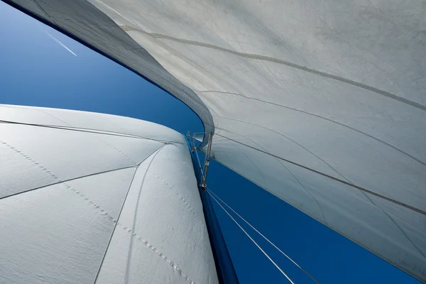 Velas, mastro e avião — Fotografia de Stock