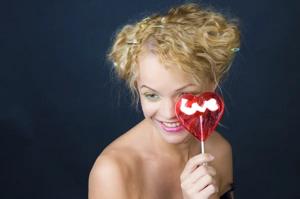 Retrato de una muchacha divertida con caramelo — Foto de Stock