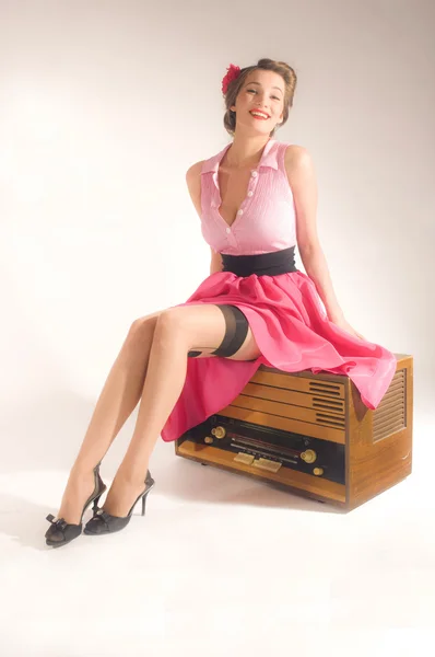 Pin-up girl lyssna retro radio — Stockfoto