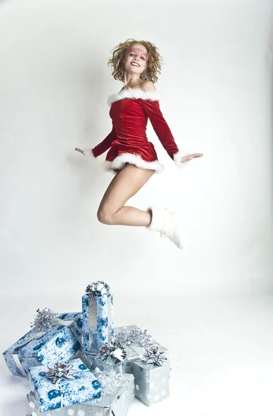 Weihnachtsfrau mit Geschenkbox — Stockfoto