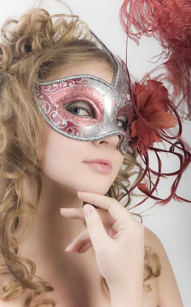 Stående kvinnor i carnival mask — Stockfoto