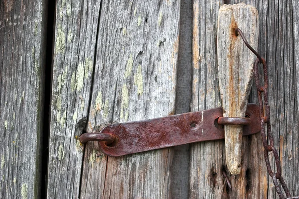Velha porta de madeira com um cadeado — Fotografia de Stock